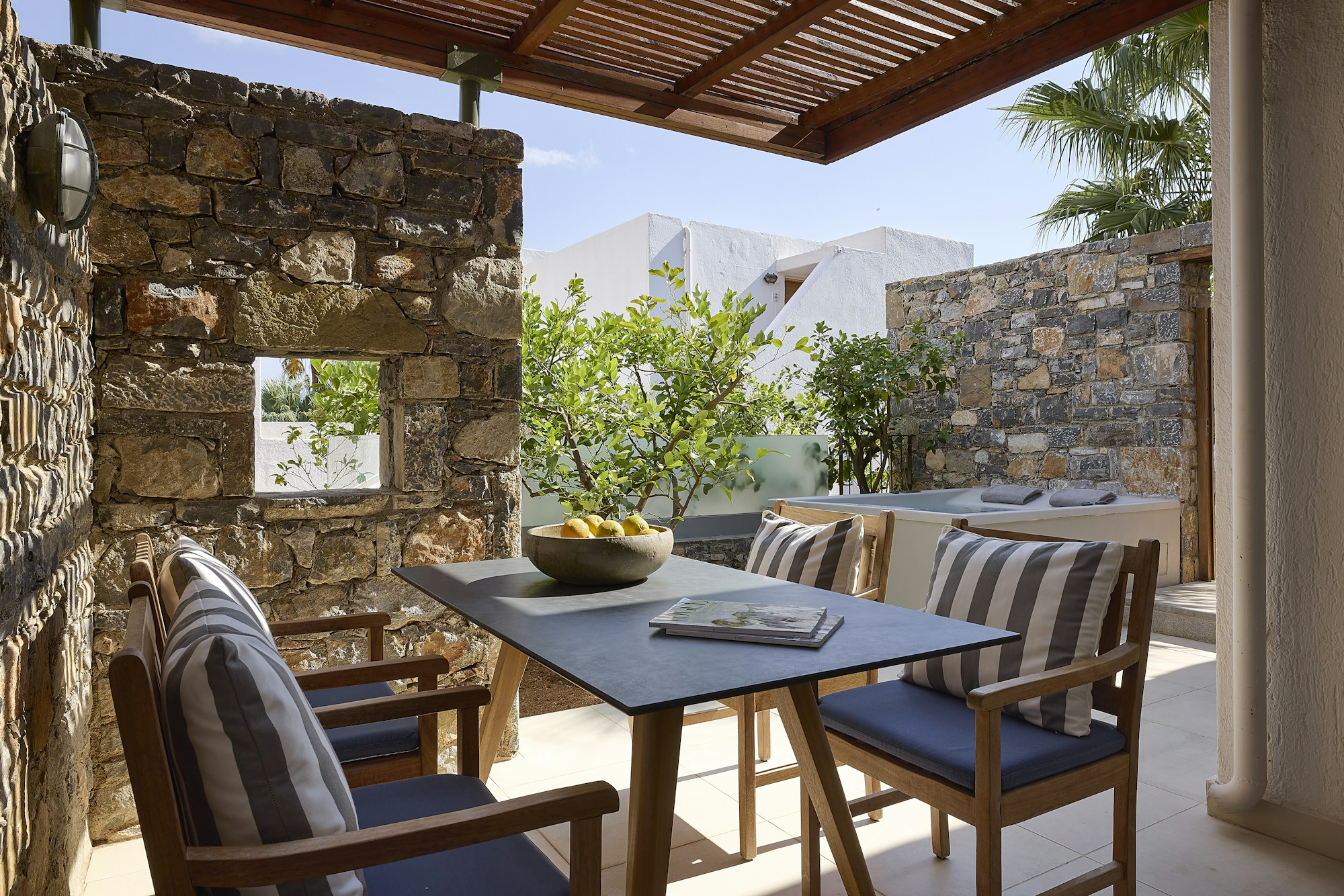 Family Suite 3 Bedroom Outdoor Hot Tub Garden View - Patio