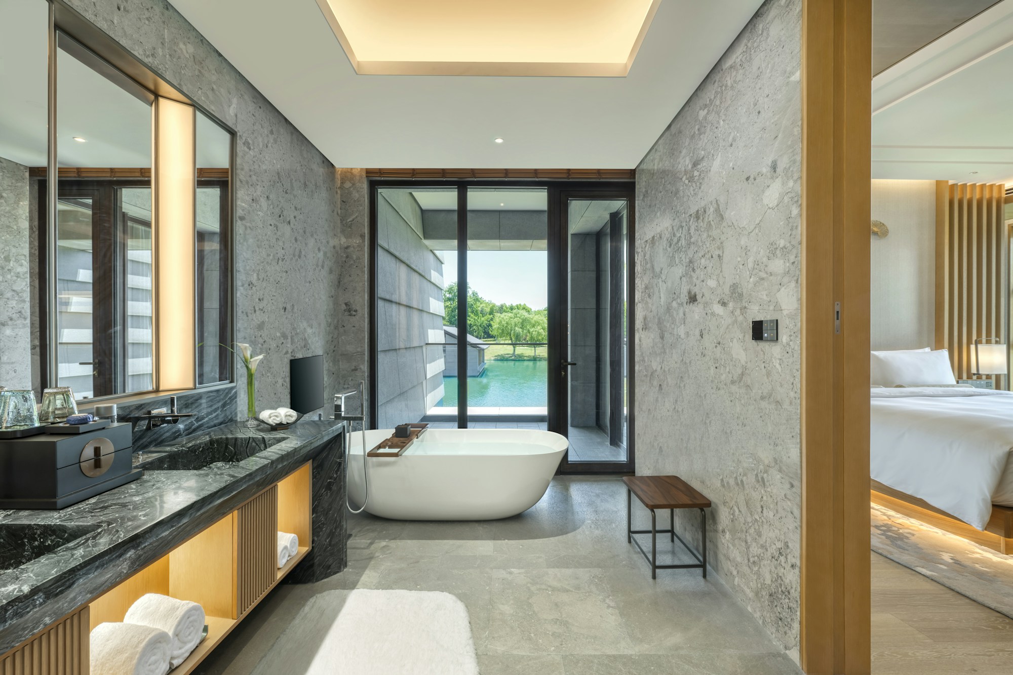 Lakeside Spectacular Mountain View Suite - Bathroom