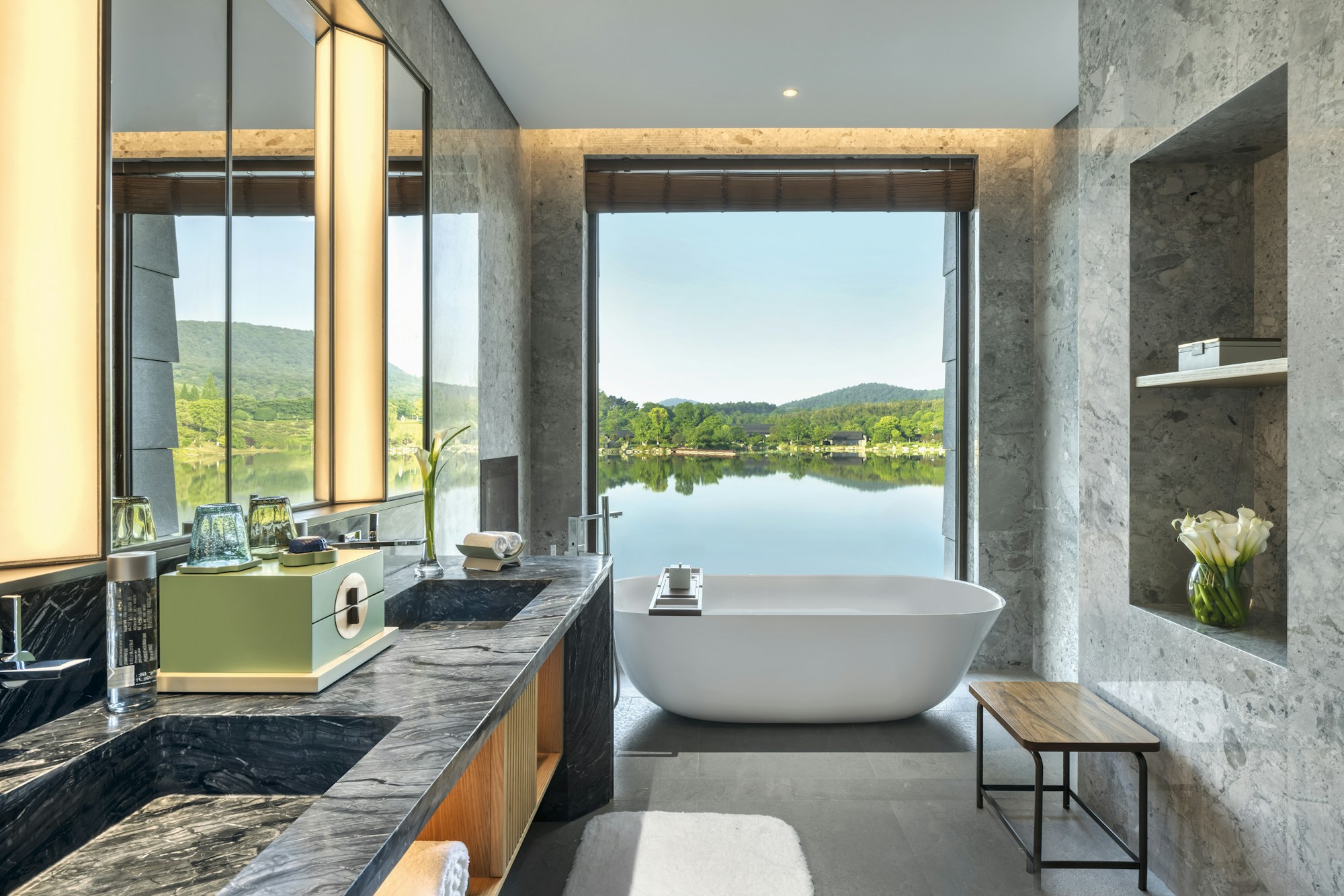 Lakeside Spectacular Mountain View Room - Bathroom