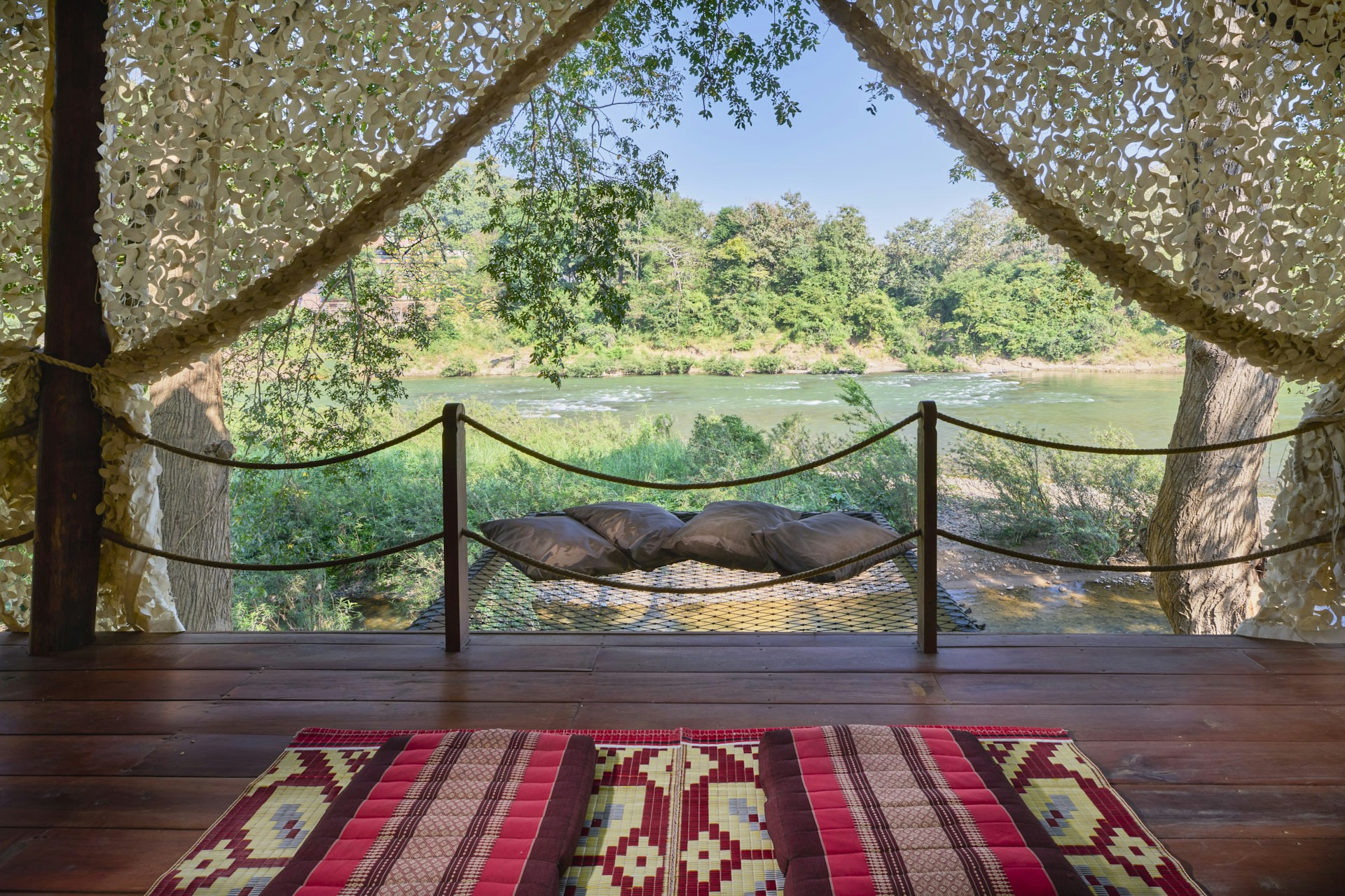 Riverfront Glamping - Deck