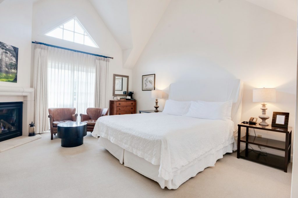 Seal Cove Balcony Suite - Bedroom