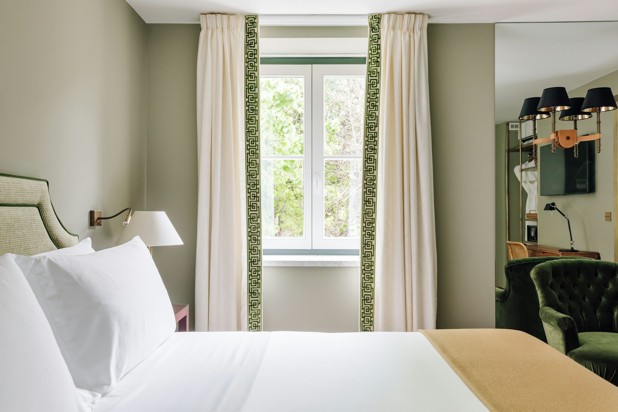 Mini Deluxe Room
