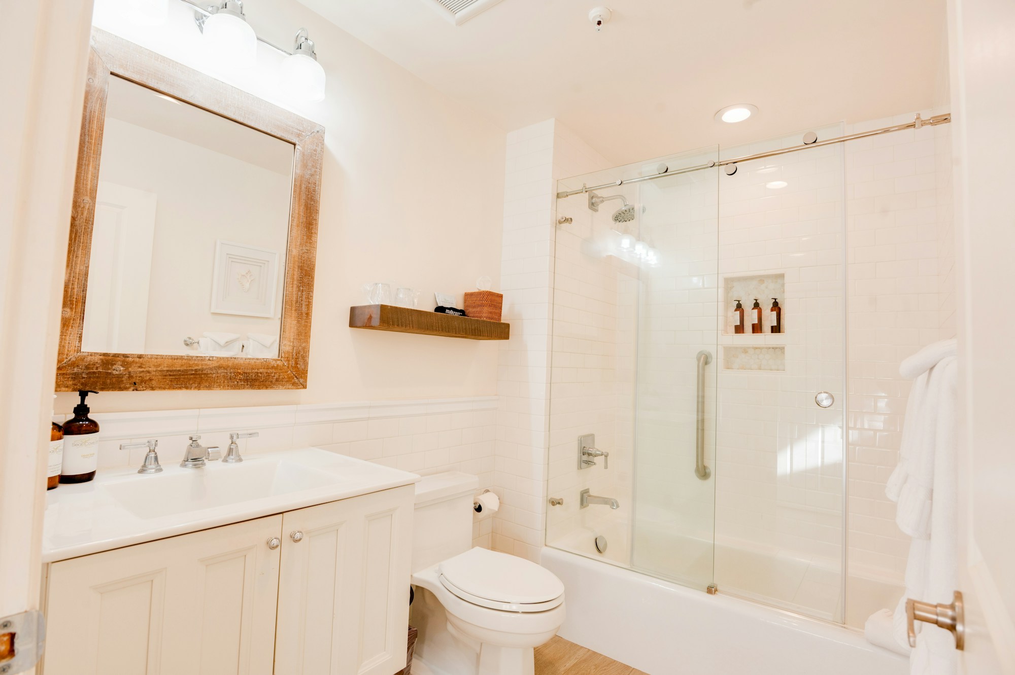 Seal Cove Balcony Suite - Bathroom