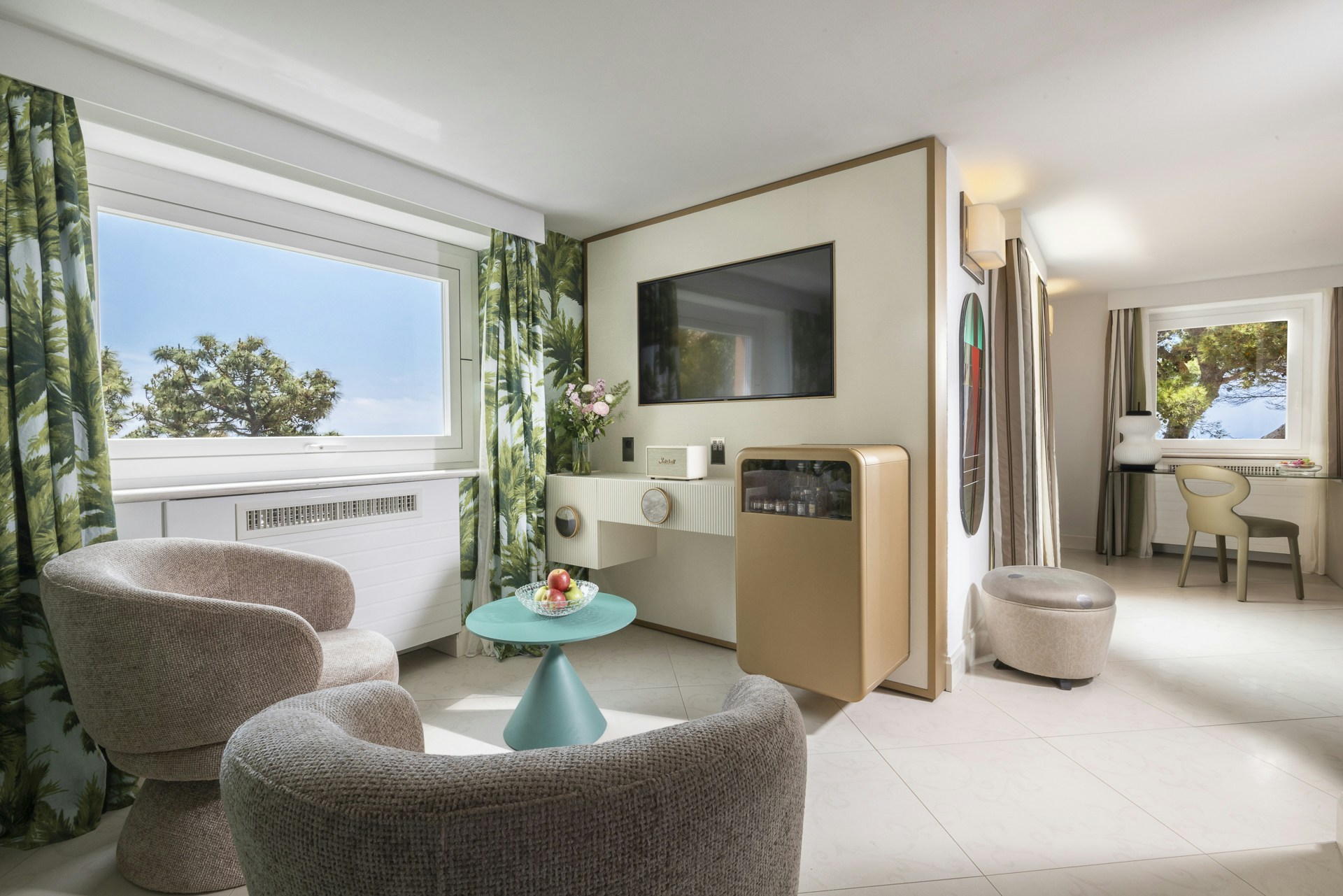 Deluxe Double - Living Area