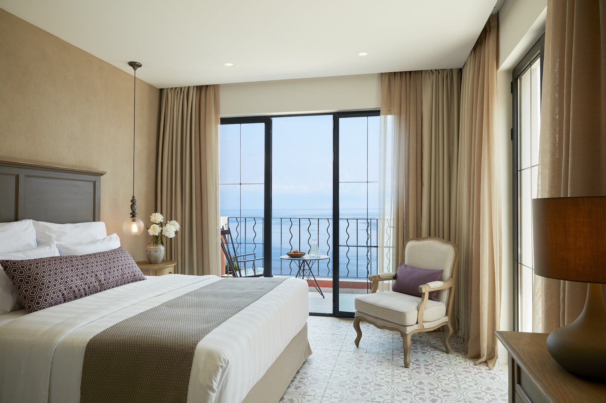 Grand Terrace Junior Suite with Whirlpool - Bedroom