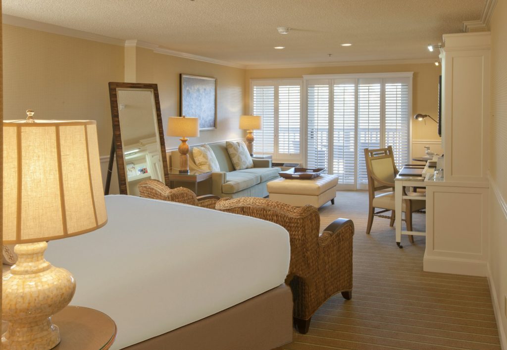 Mansion Wing Signature King - Bedroom