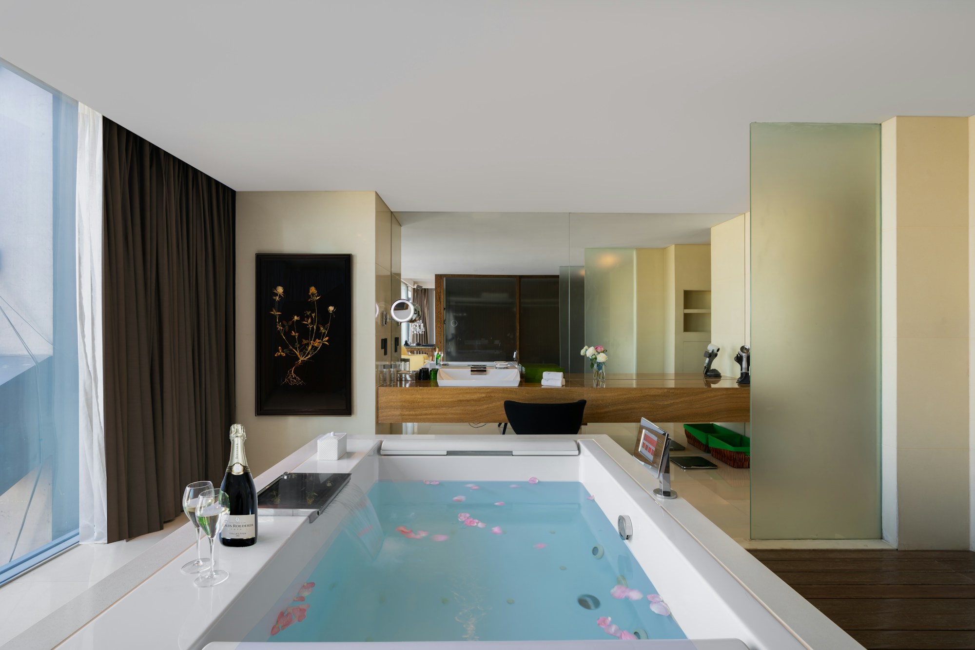 Grand Deluxe Lagoon Suite - Bathtub