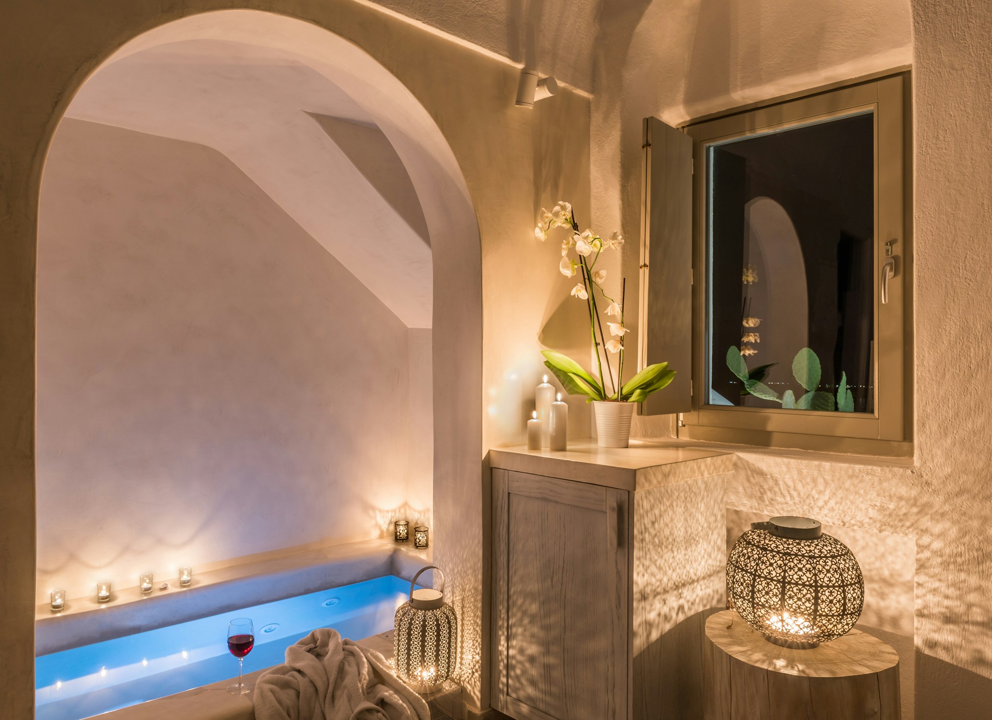 Honeymoon Suite with Jacuzzi and Caldera View