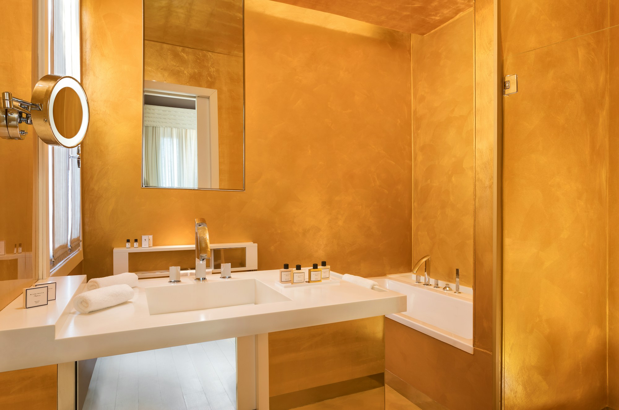 Deluxe - Bathroom