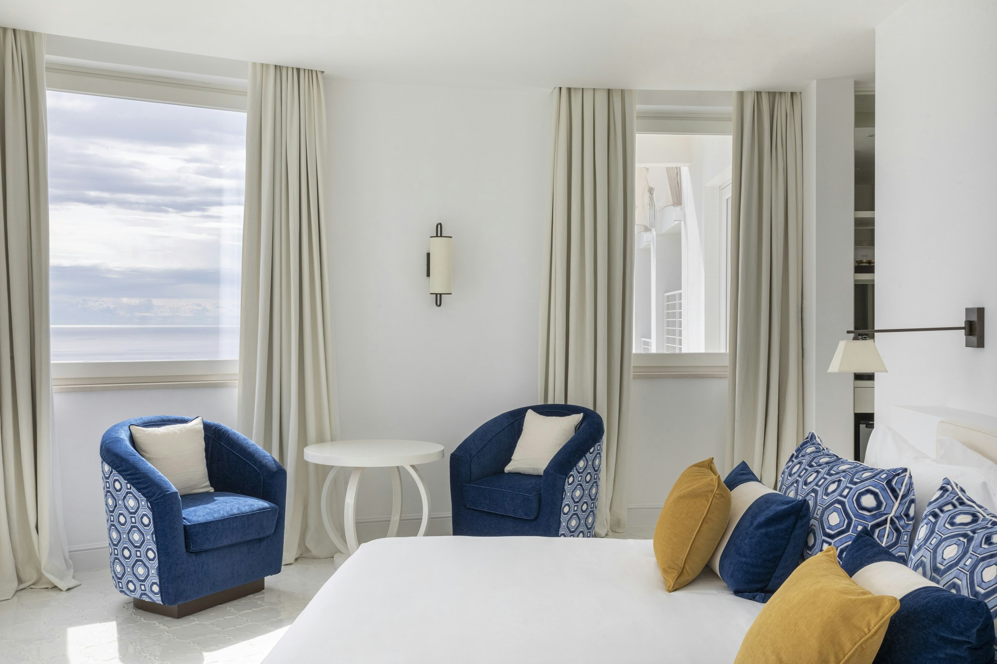 Furore Corner Suite - Bedroom