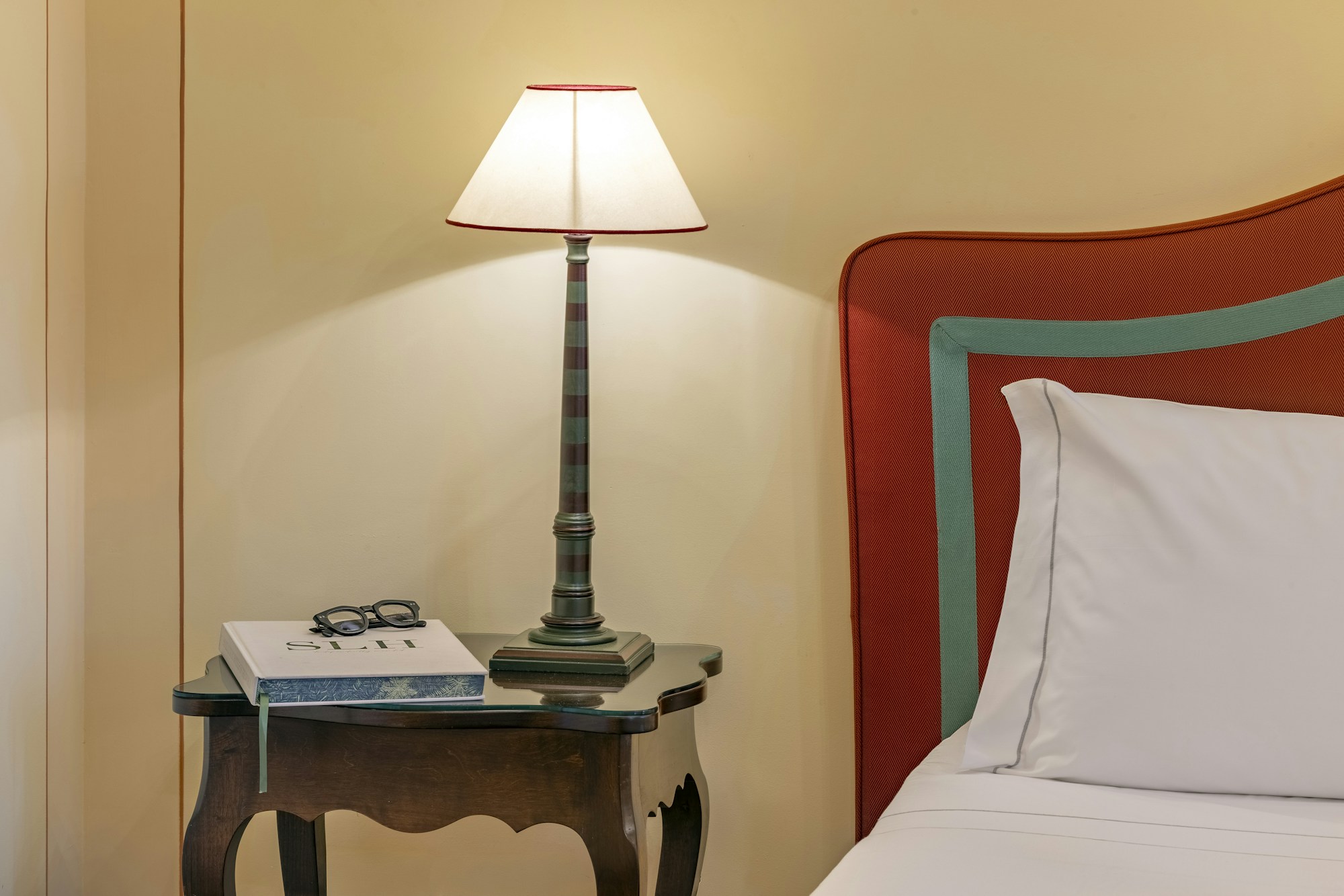Deluxe Partial Lake View - Bedroom