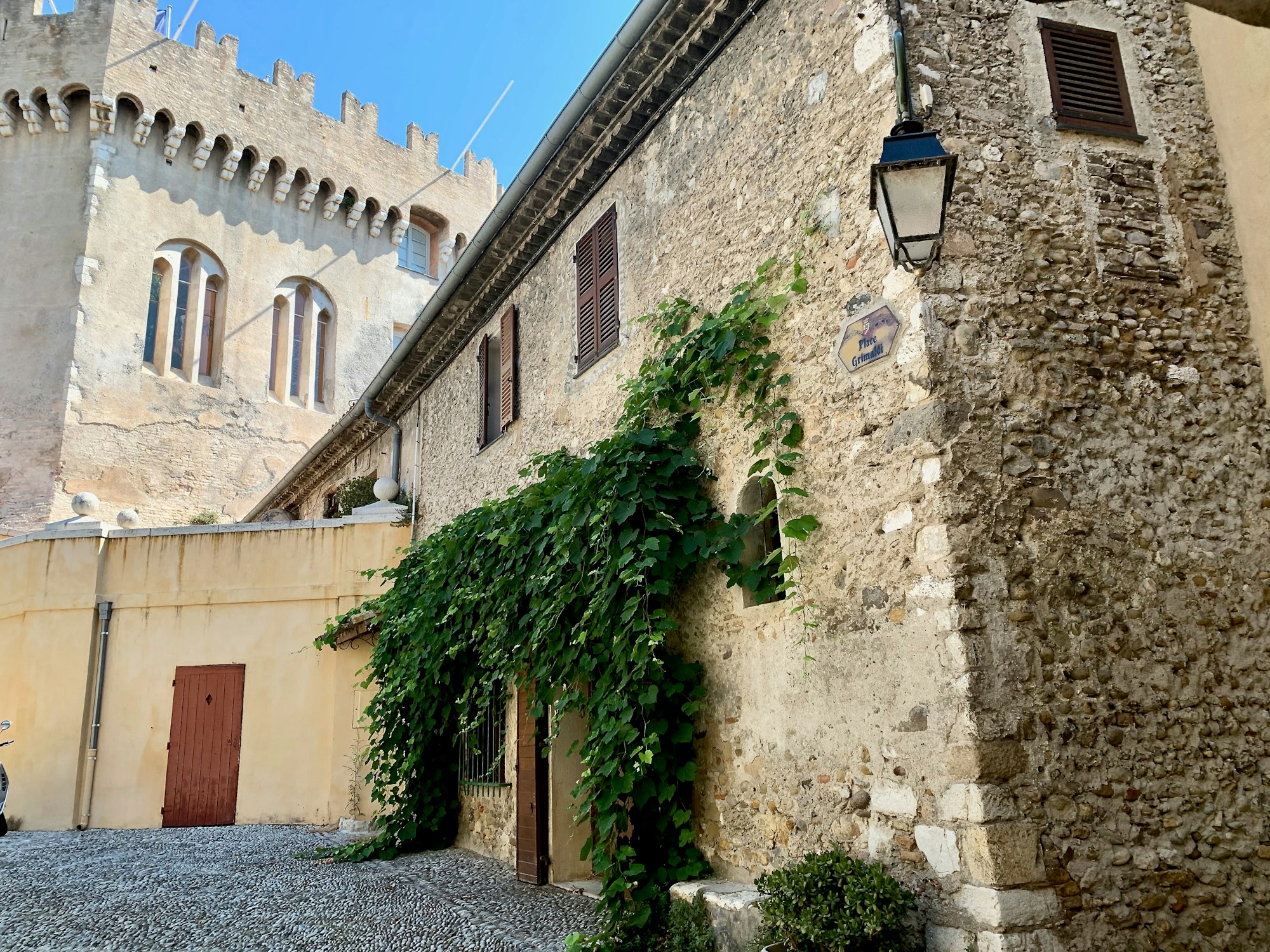 Superior Grimaldi - Exterior Building