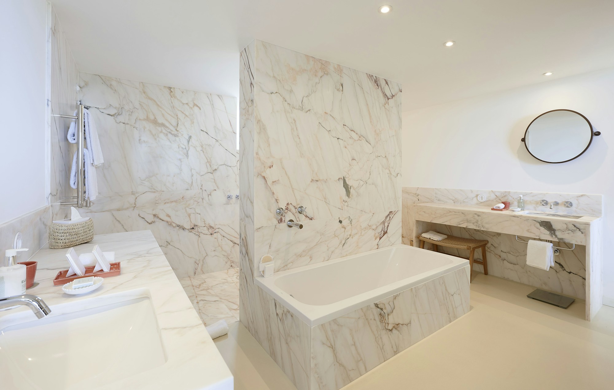Deluxe Bathroom