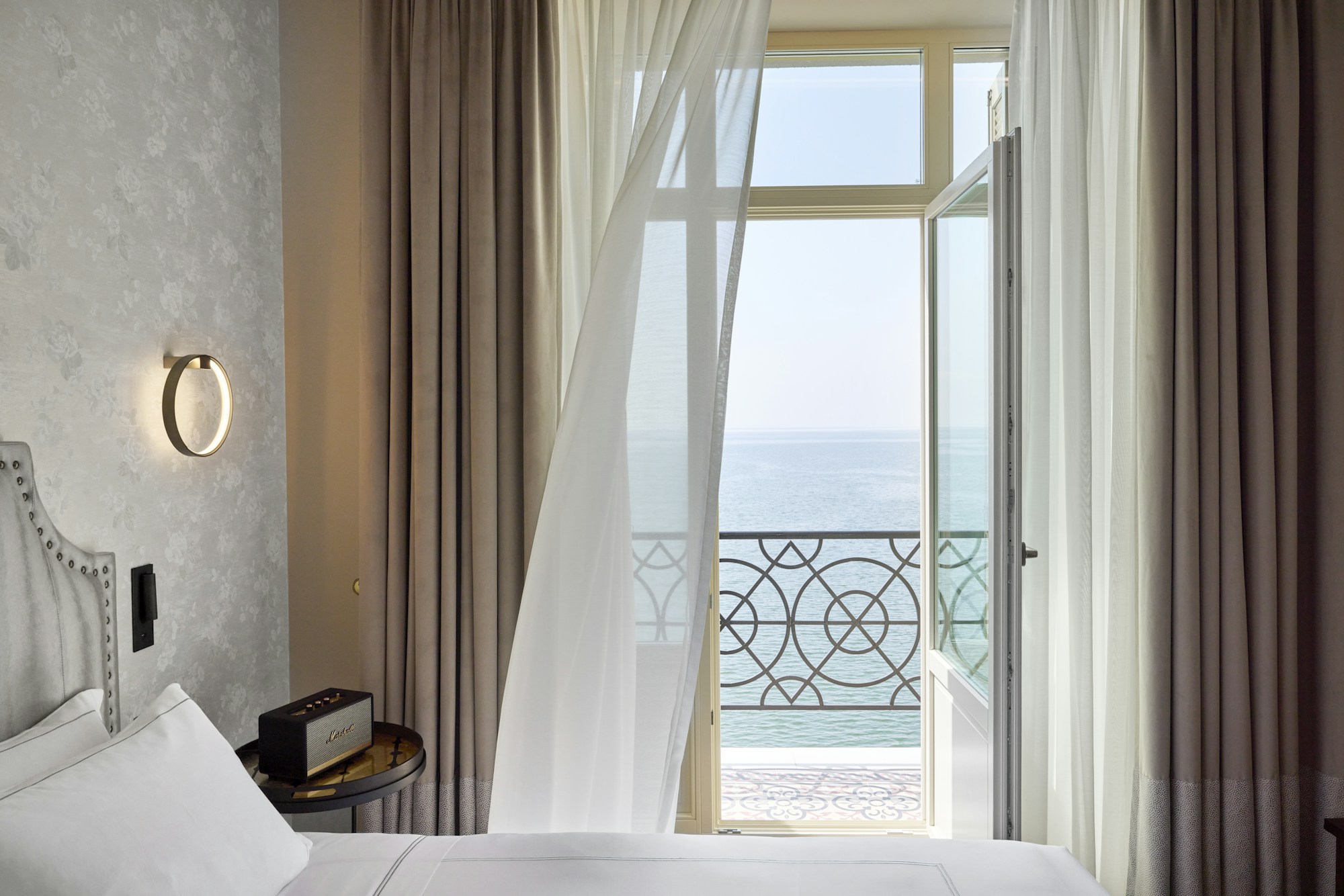Junior Suite Sea Front with Balcony - Bedroom