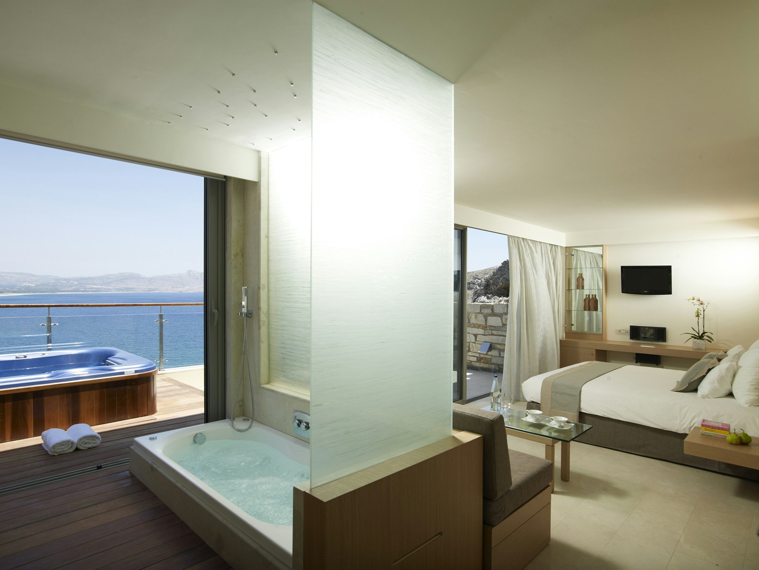 Deluxe Room Outdoor Jacuzzi - Bathroom