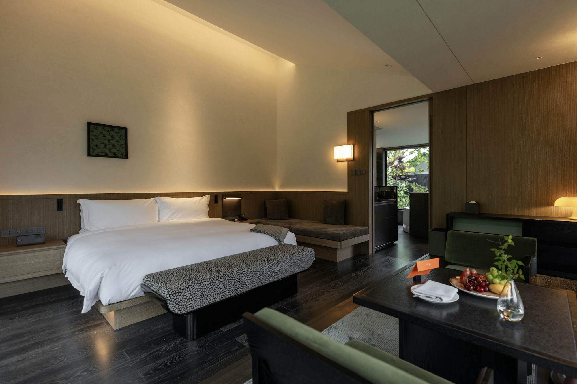 Courtyard King - Bedroom