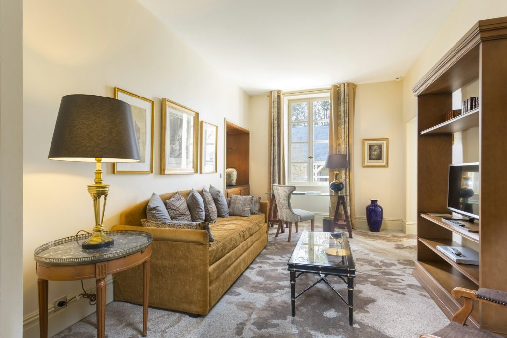 Suite lounge