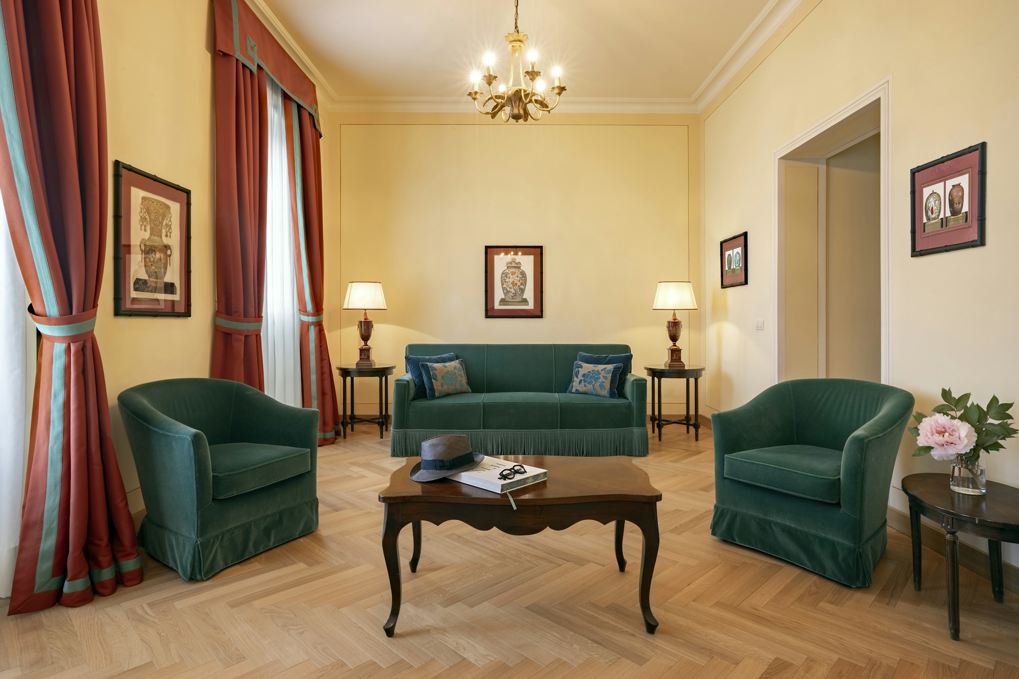 Junior Suite Deluxe Partial Lake View - Living Area