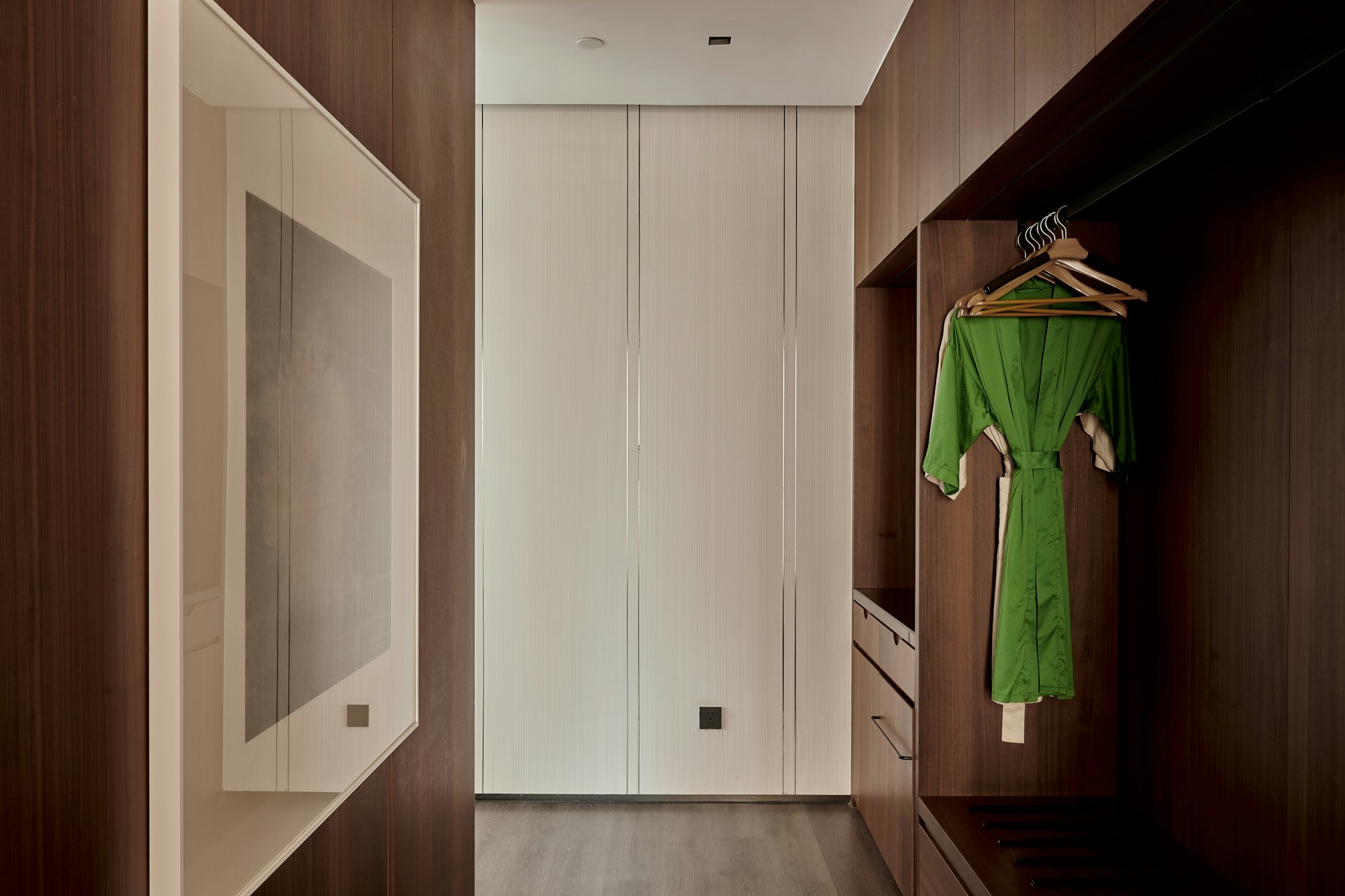 Sea View Studio - Wardrobe