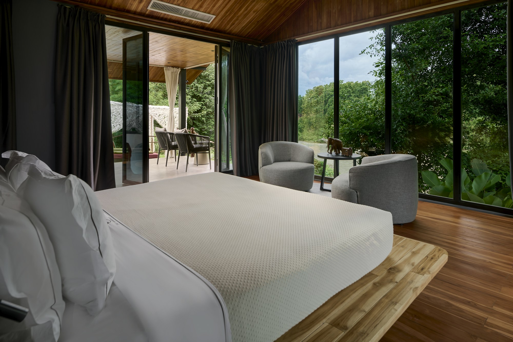 Riverfront Suite - Bedroom