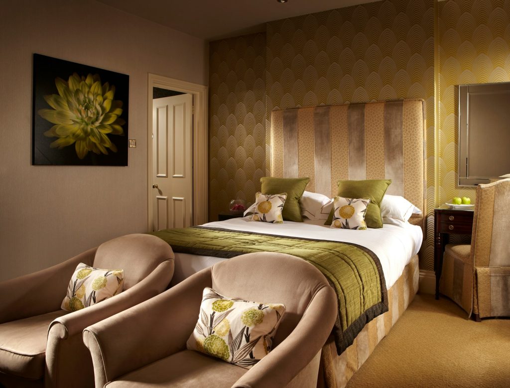 Comfy King - Bedroom