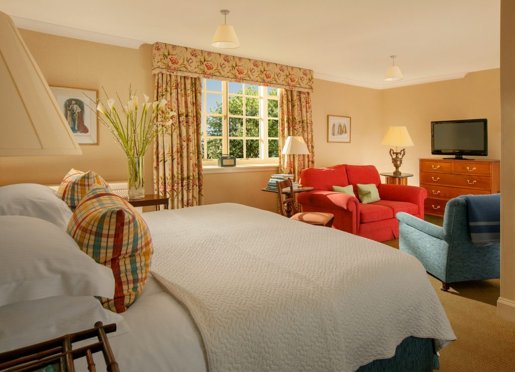 Large Cottage Room - Bedroom