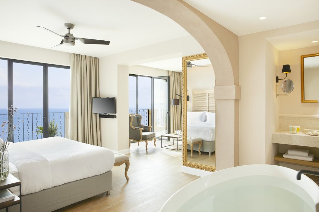 Deluxe Suite Whirlpool - Bathtub