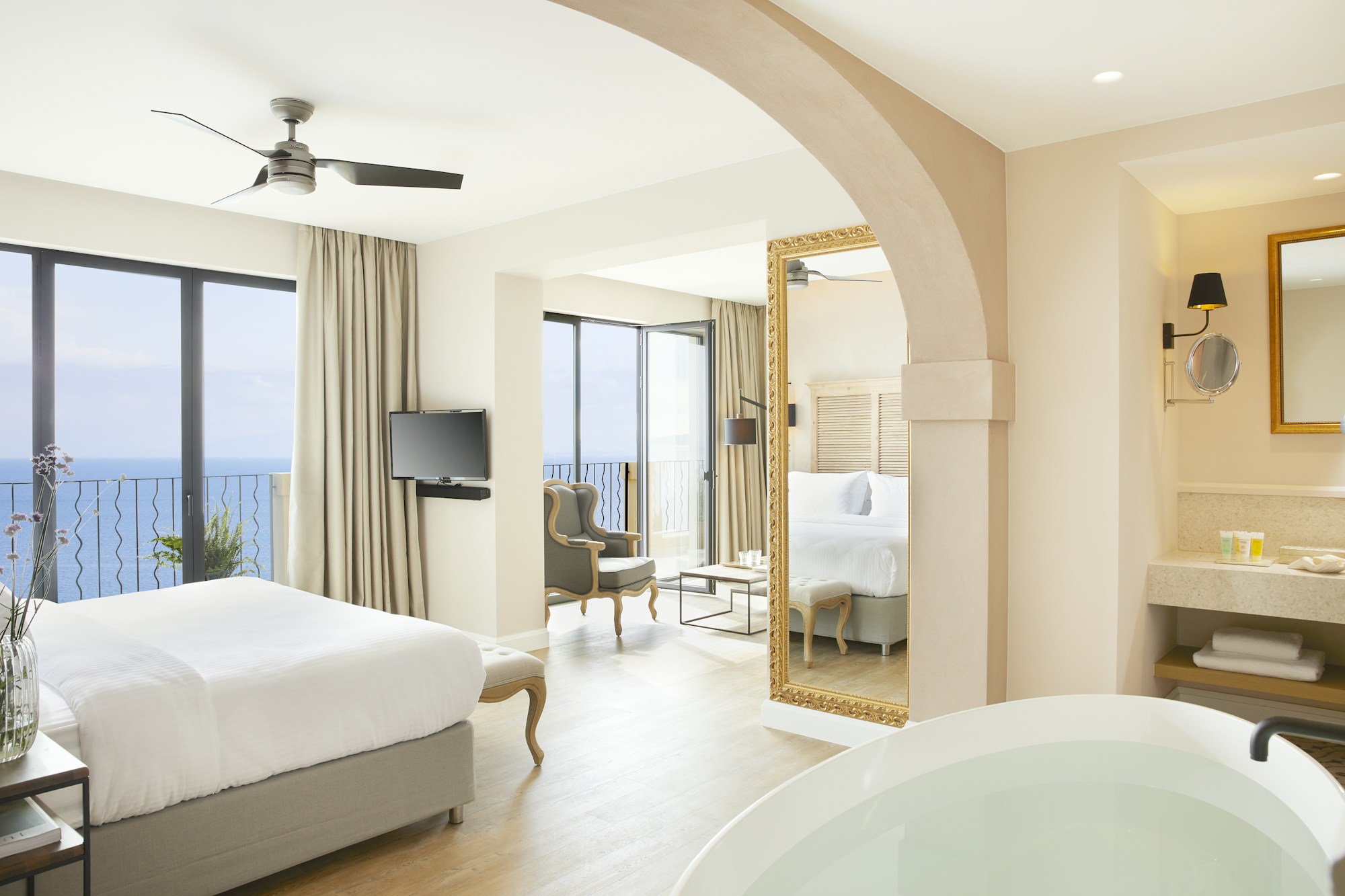 Deluxe Suite Whirlpool - Bathtub