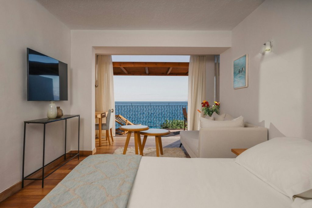Club Junior Suite Seafront View - Bedroom