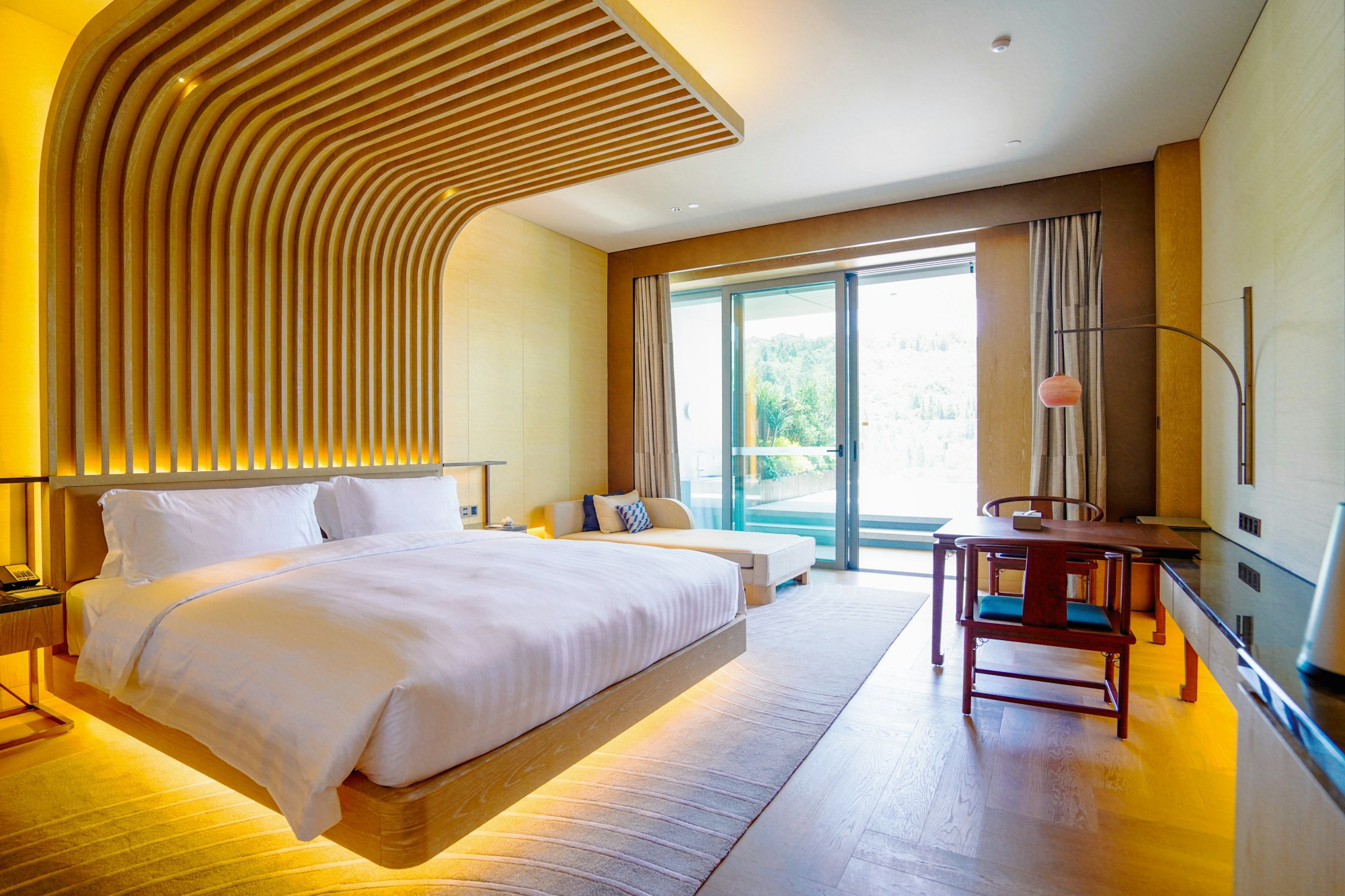 Deluxe Lakeview King Room with Bubble Pool - Bedroom