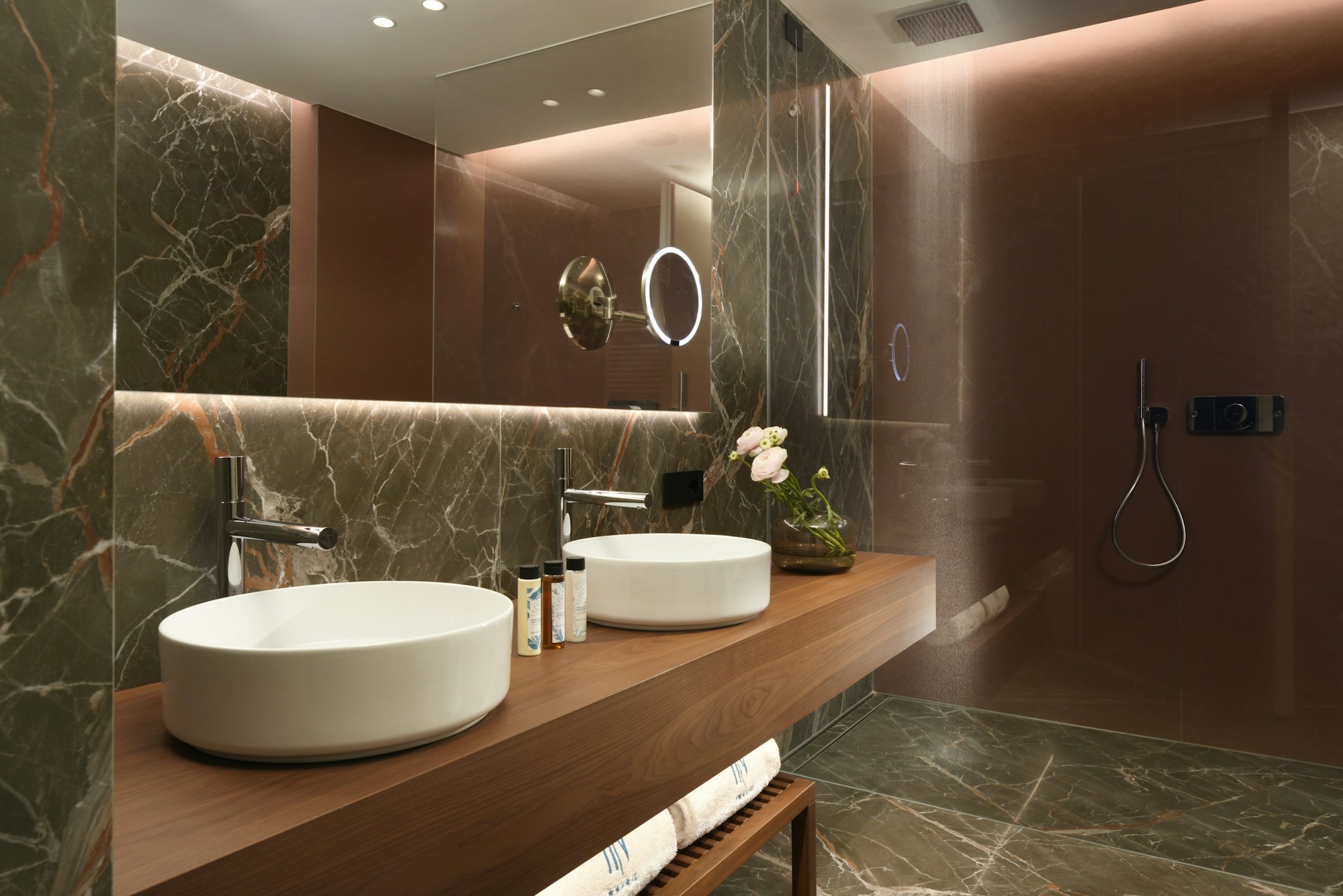 Deluxe Courtyard View - Bathroom