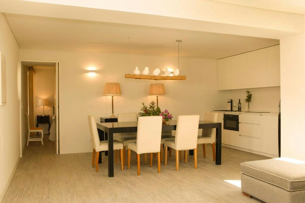T2 Syrah Villa - Dining Area