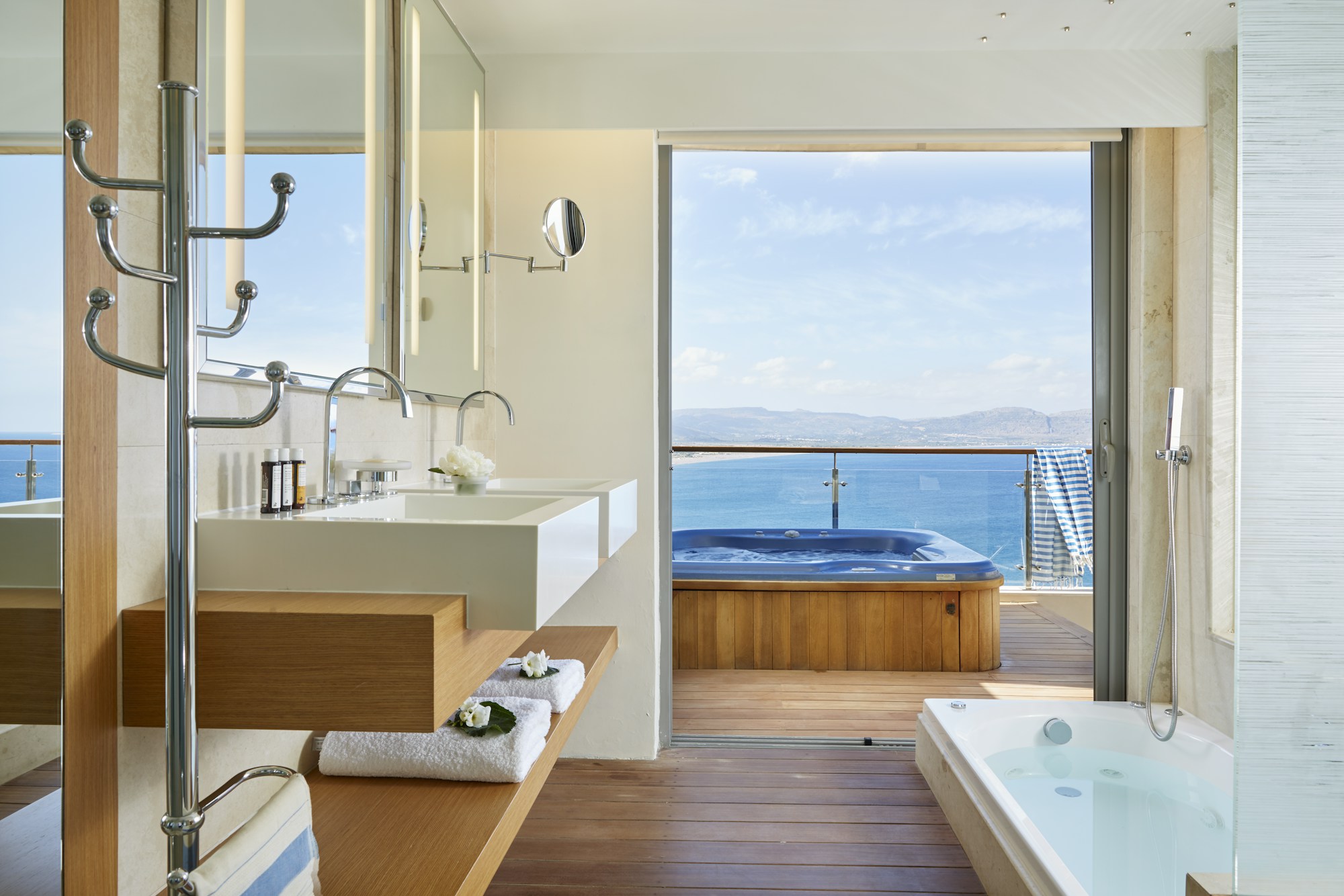 Deluxe Room Outdoor Jacuzzi - Bathroom