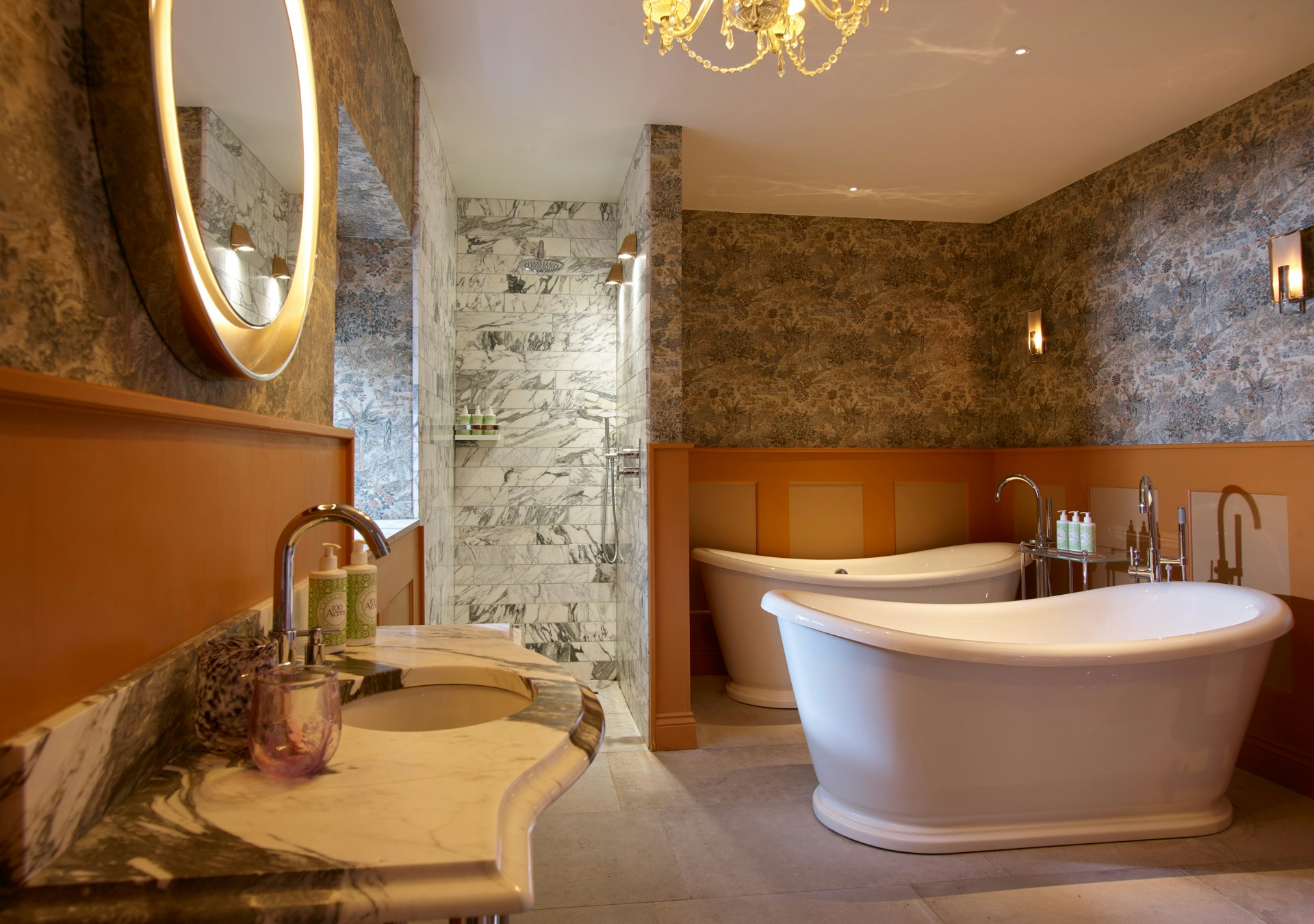 Luxe Hot Tub Suite - Bathroom