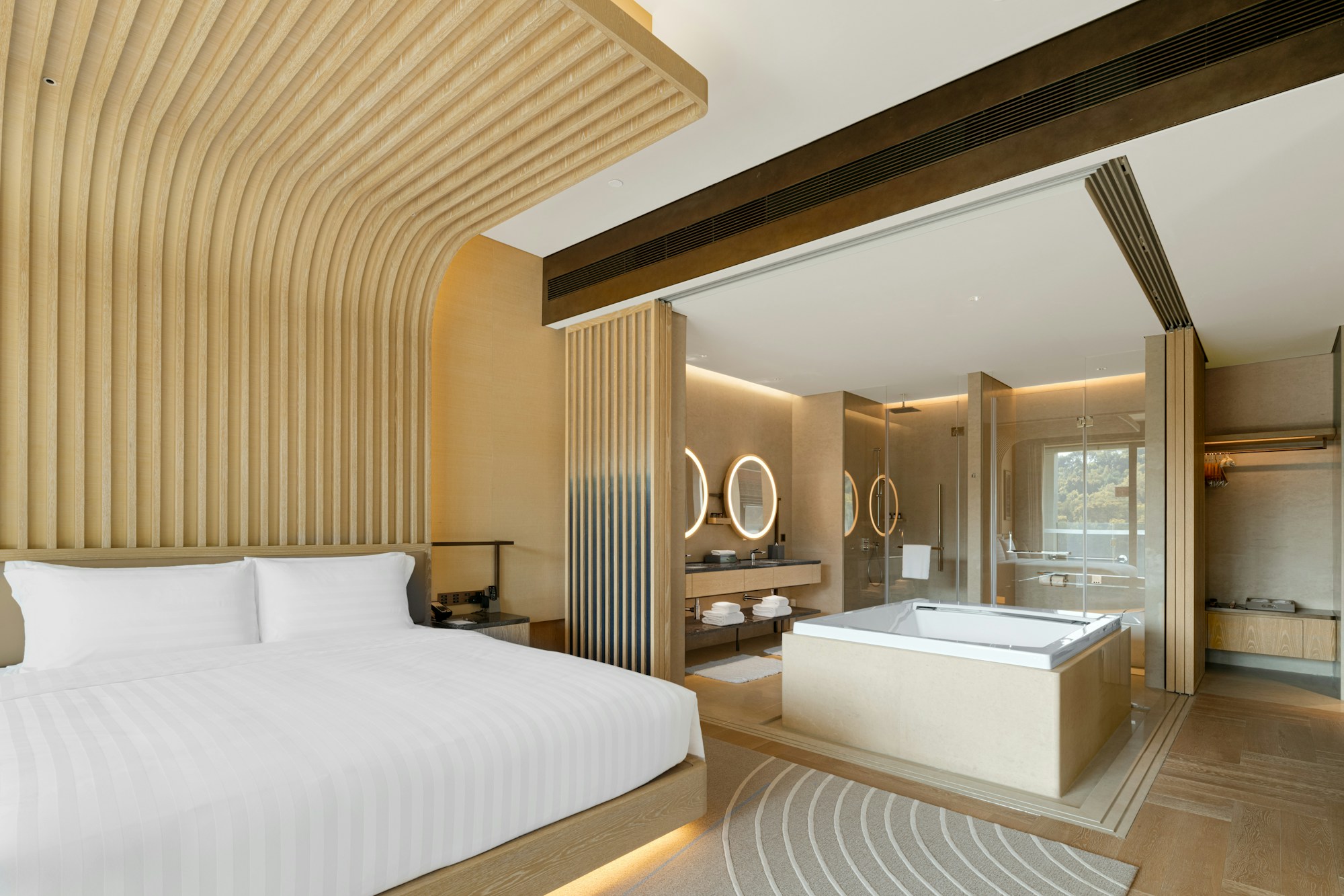 Luxury Lakeview Suite - Bedroom