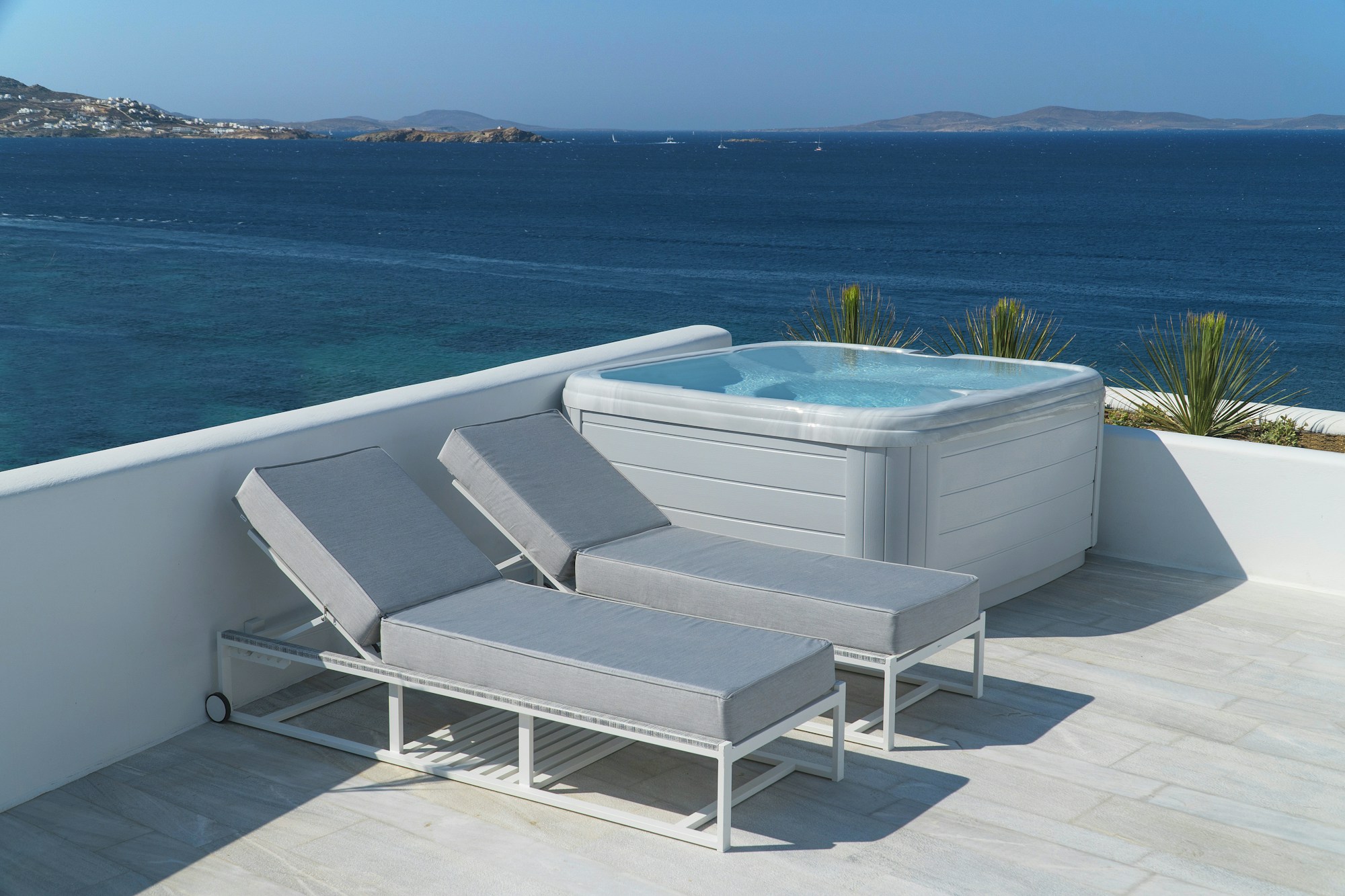 Glam Jacuzzi Retreat terrace
