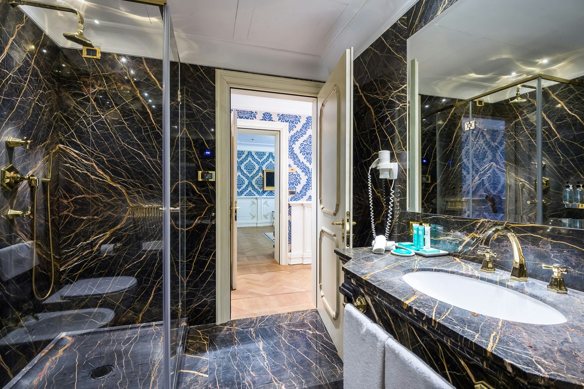 Junior Suite Bathroom