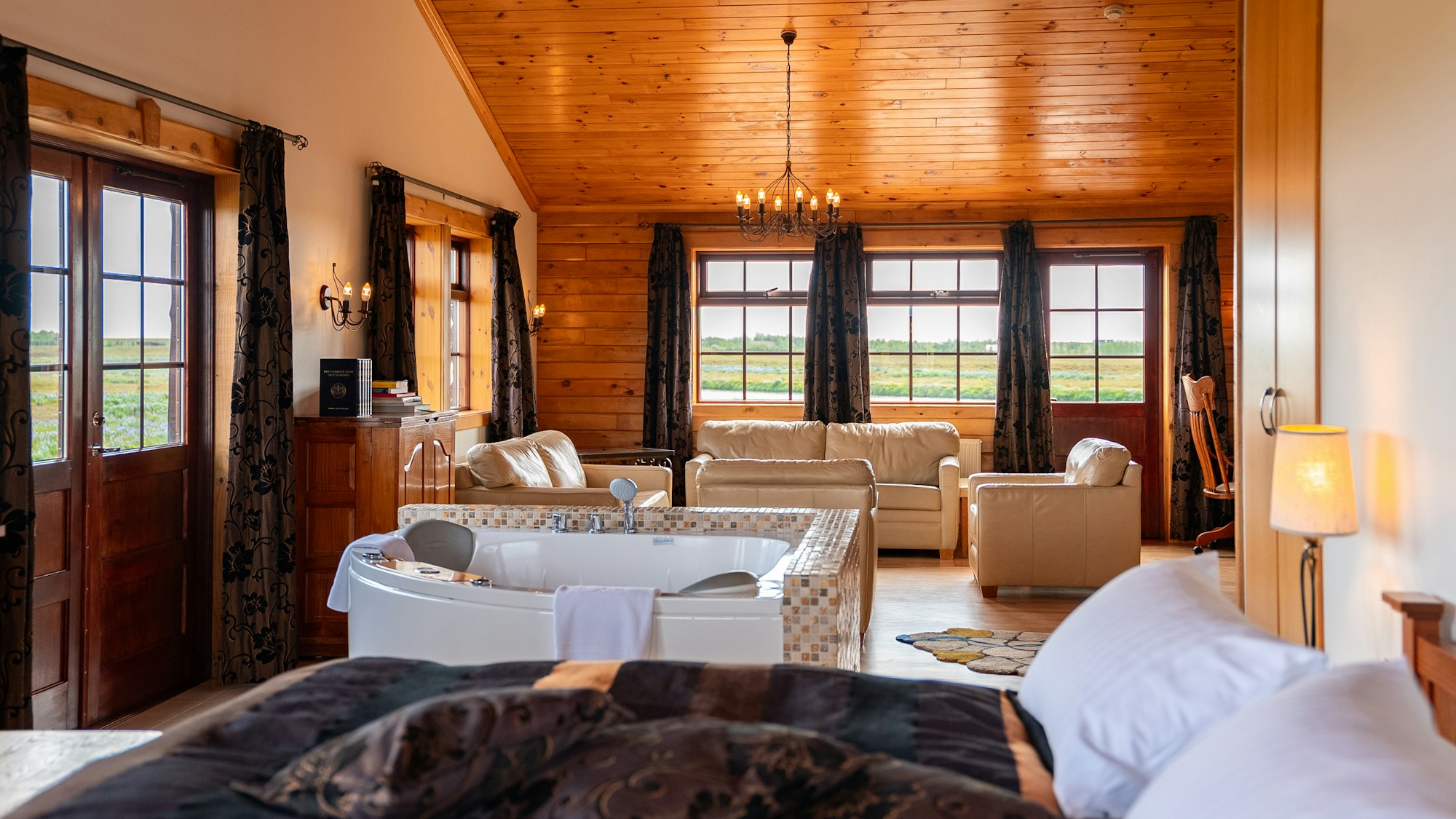 Royal Master Suite - Bed