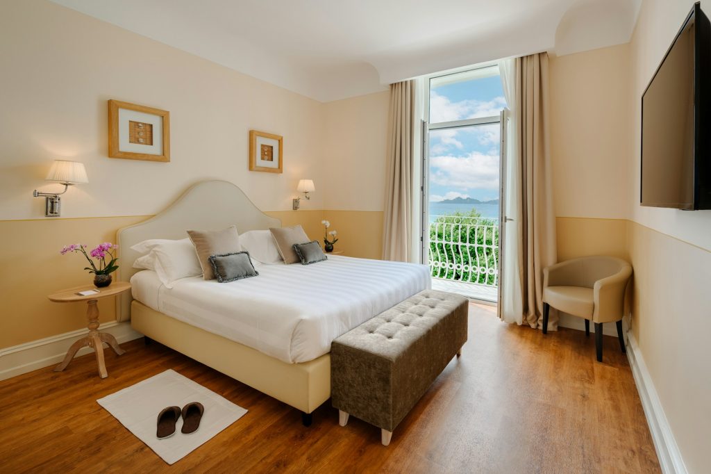 Deluxe Sea Front - Bedroom