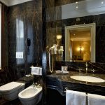 Deluxe Room Bathroom