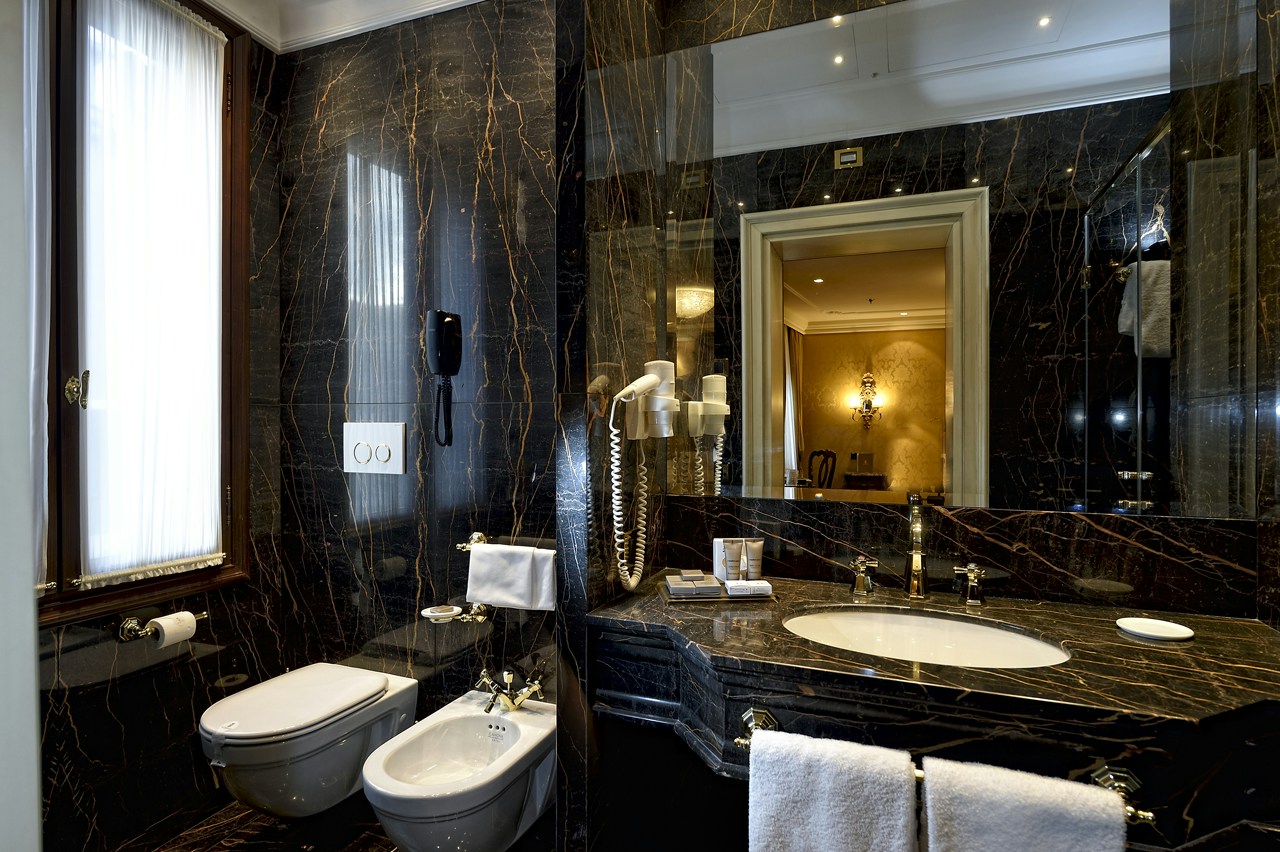 Deluxe Room Bathroom