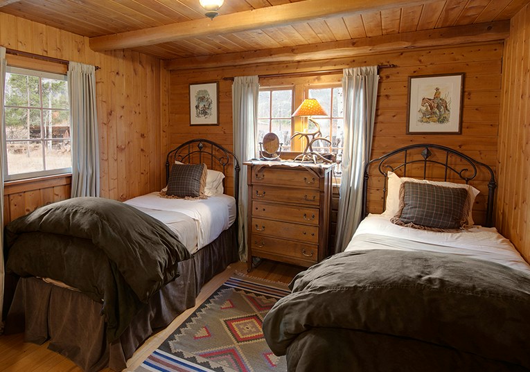 Flying Horse West Cabin - Bedroom