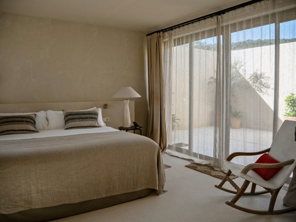 Superior Lodge Exterior Suite - Bedroom