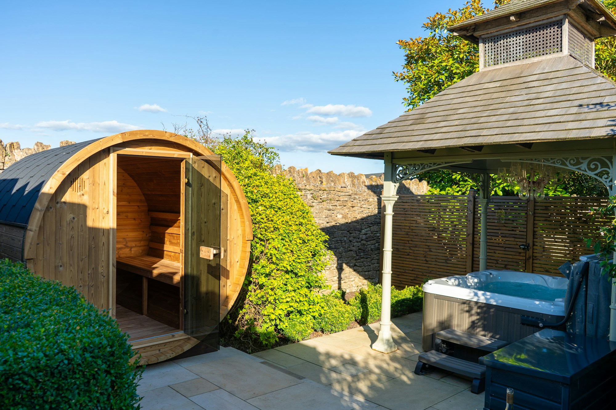Spa Suite - Outdoor Sauna & Hot Tub