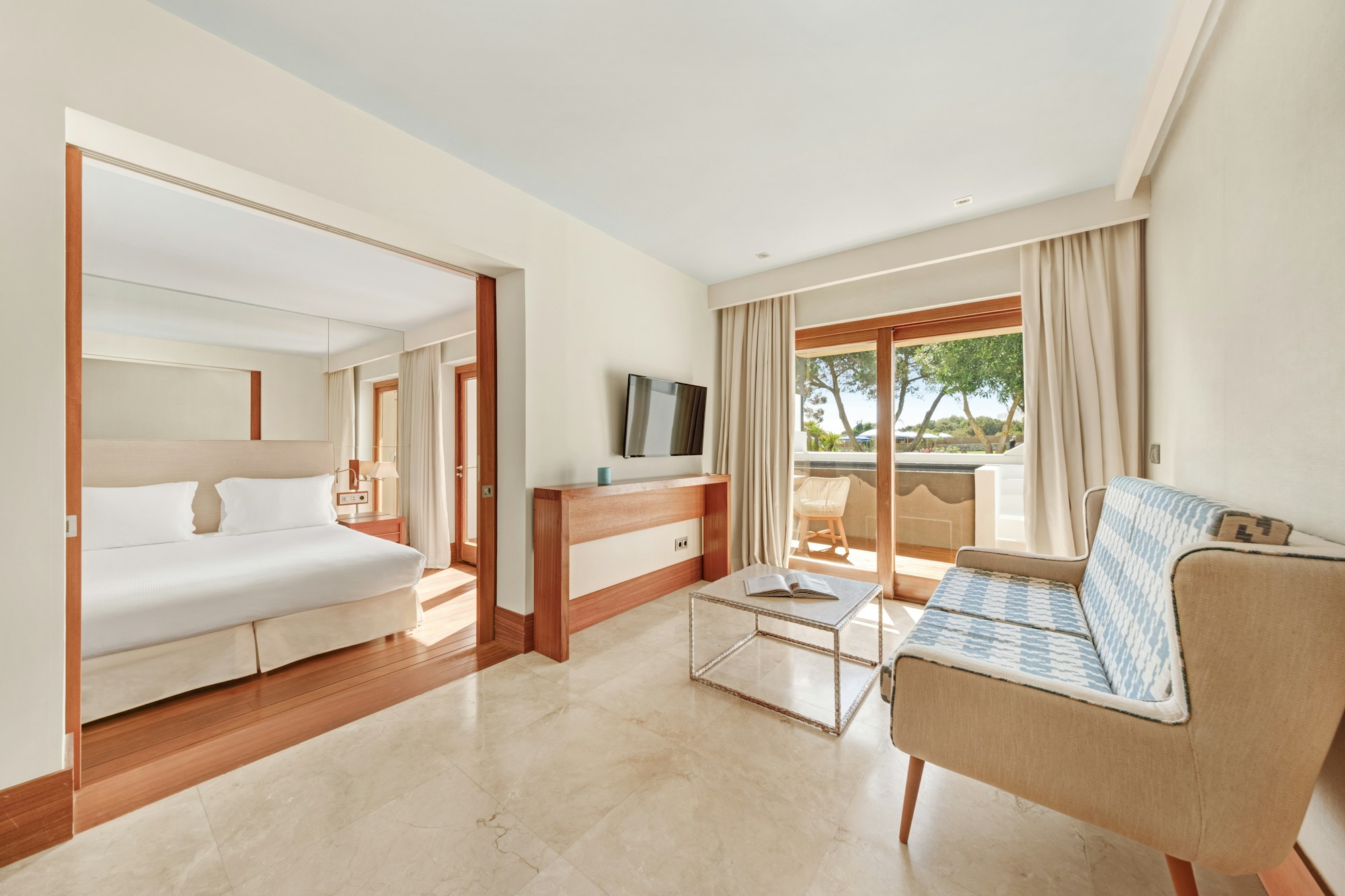 Gran Pool Garden - Bedroom & Living Area