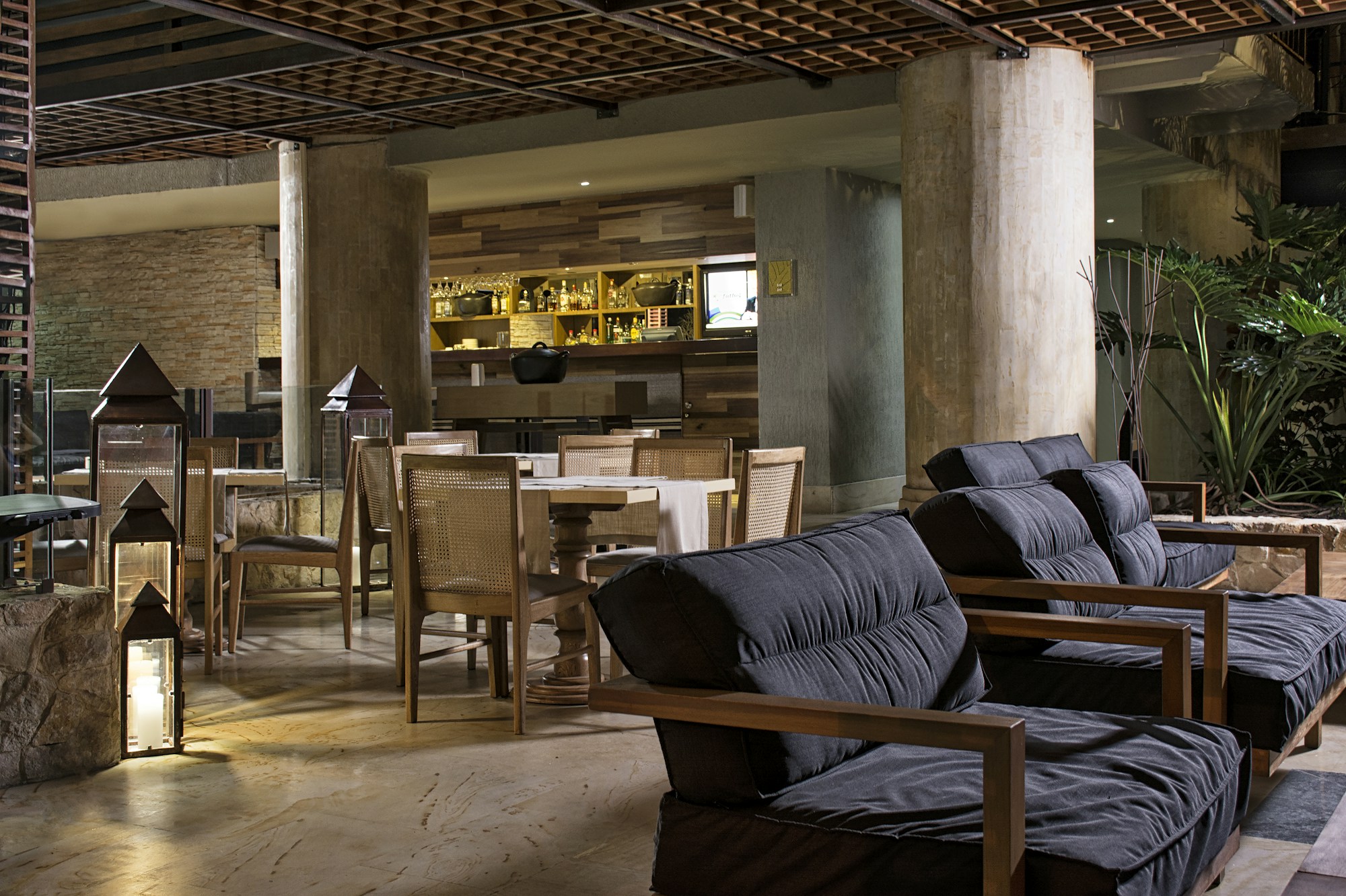 Bar & Lounge