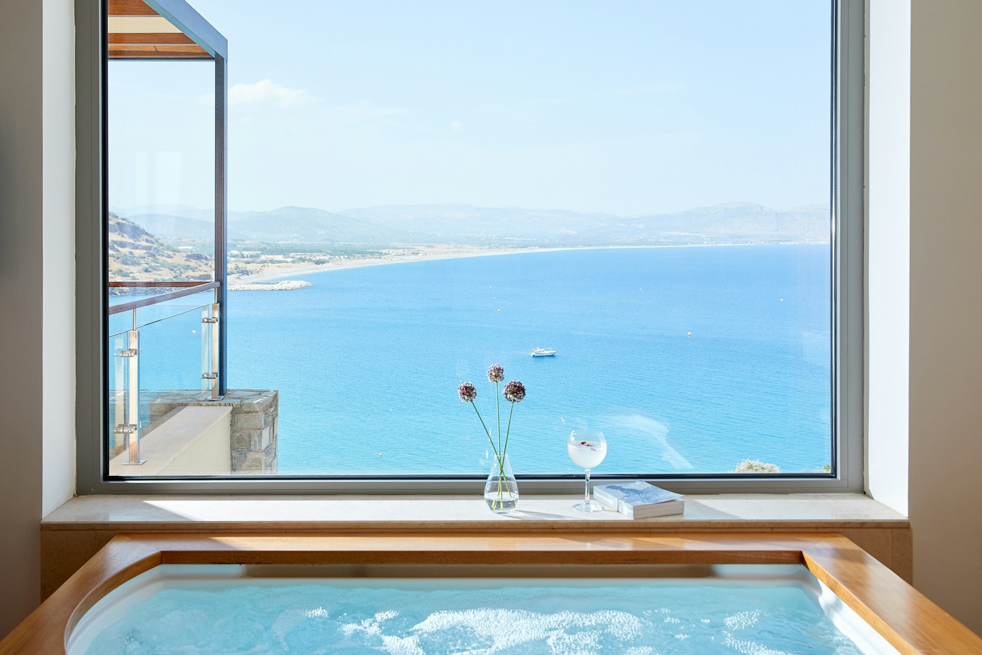 Private Pool Maisonette - Bathtub