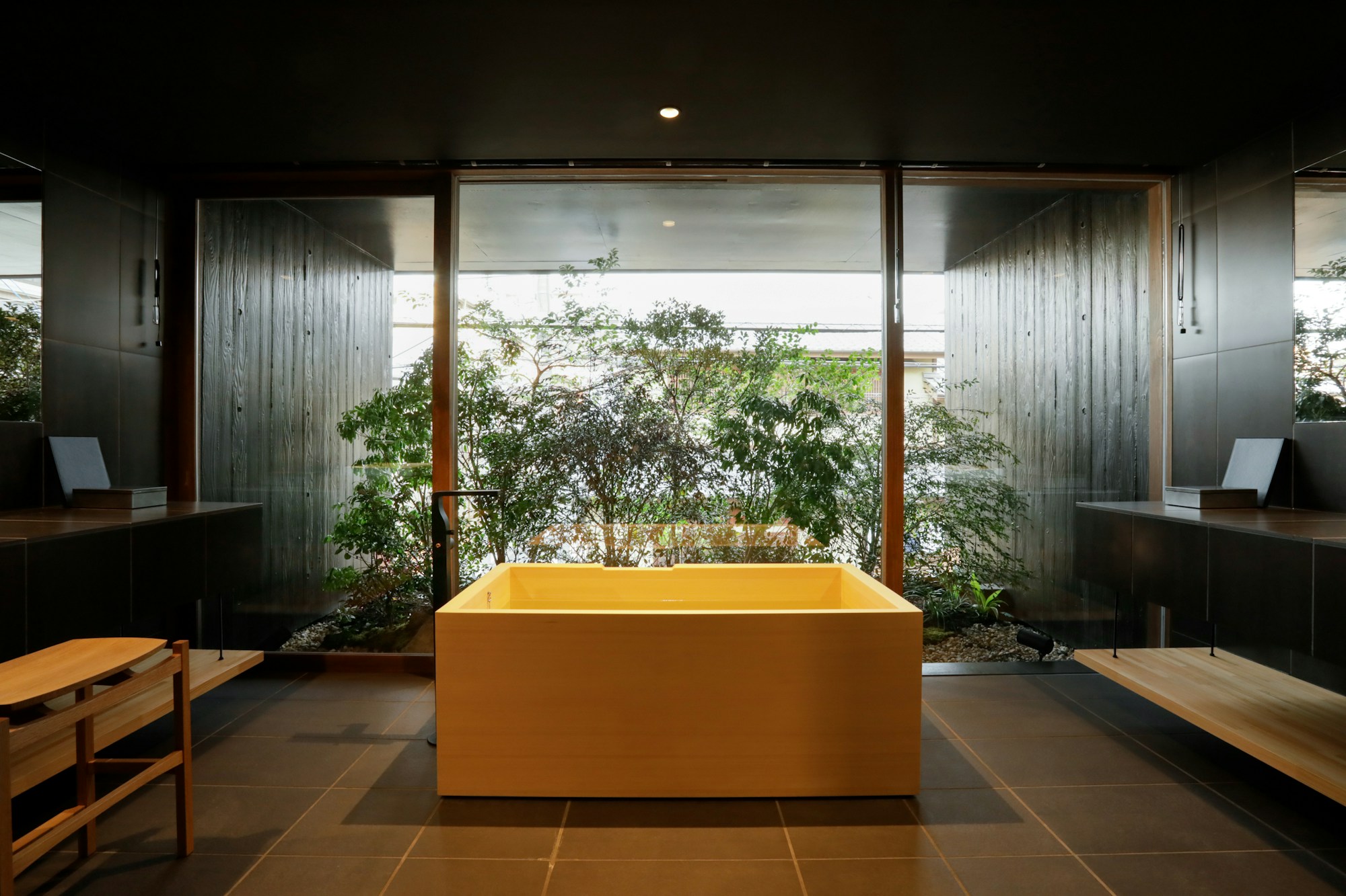 Deluxe Courtyard View Bathroom