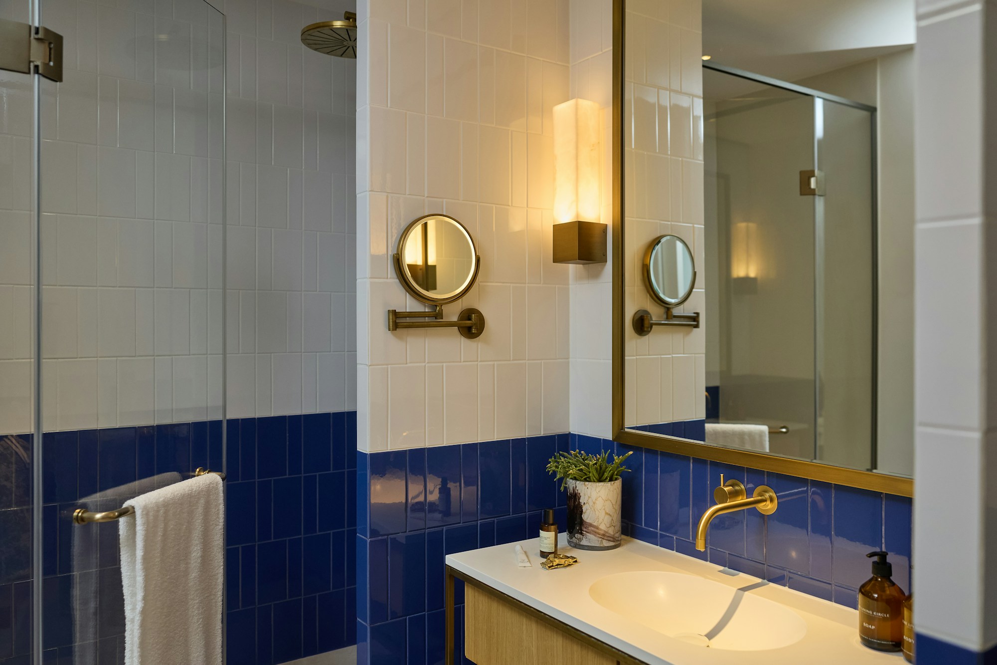 Lake Level Deluxe Studio - Bathroom