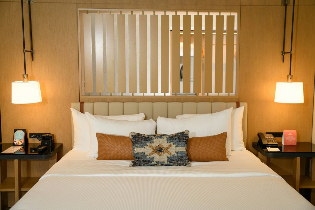 Cliffs Queen - Bedroom